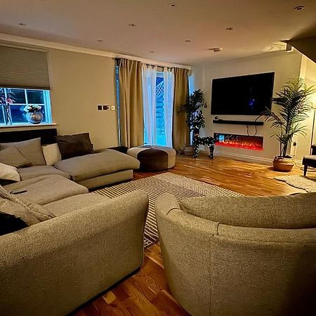 Villa Entire House With A Large Lounge à Leverstock Green Extérieur photo