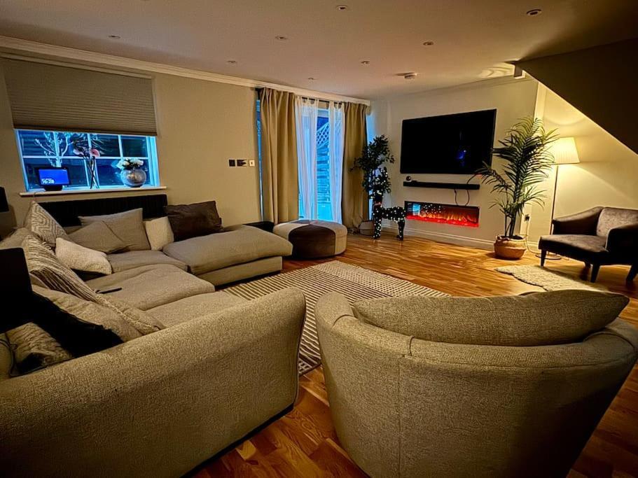 Villa Entire House With A Large Lounge à Leverstock Green Extérieur photo